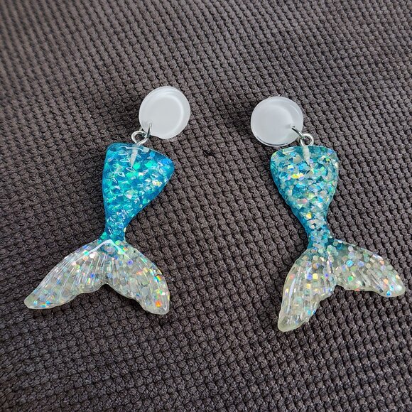 NWT Claire's Glitter Mermaid Tail Earrings - Picture 4 of 10